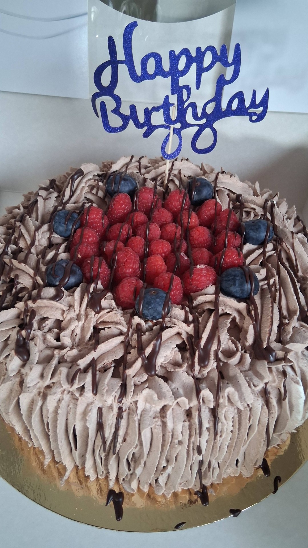 Suklaa-marjakakku Happy Birthday -koristeella